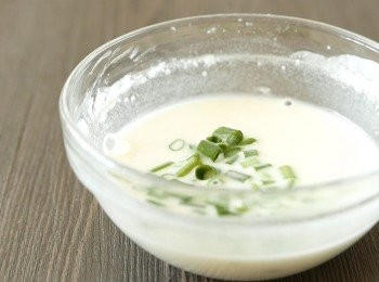 step2: 把水分成3-4次加入攪拌至幼滑後，加入蔥粒拌勻成粉漿備用。