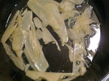 step2: 熱鍋(轉中小火)加入兩茶匙的苦茶油，乾煸薑片