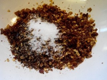 step4: 準備好熟芝麻，辣椒粉、盐、花椒粉備用