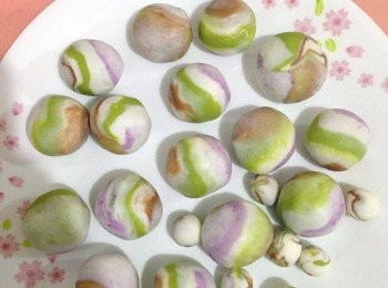 step6: 把小粉團壓扁，並放入豆沙餡包好，收口捏緊，搓成湯圓型。