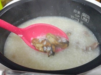 step4: 用電飯煲用煮粥功能煮至綿滑， 加鹽調味便完成。