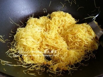 step5: 加入米粉炒至拌勻上色備用