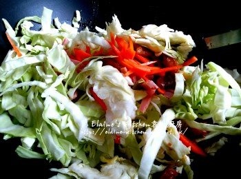 step7: 燒紅鑊 , 將豬肉放入鑊中爆香至轉色 , 加入甘旬絲及椰菜絲拌勻