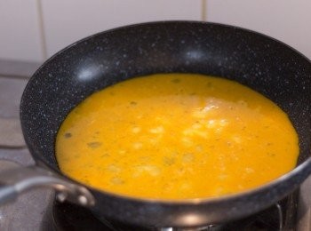 step5: 平底鑊內開中慢火，加少許油，油熱後倒入蛋漿