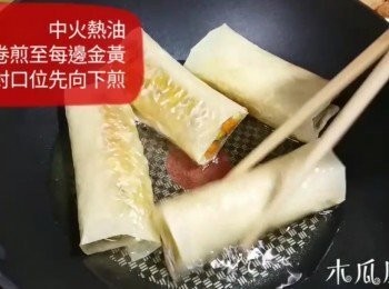 step3: 中火熱油，落素卷，煎至每邊金黃色，封口位先向下煎，煎至金黃色，上碟切半，可用香醋拌食