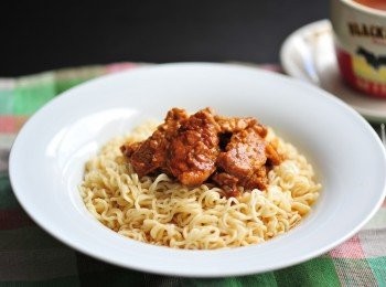 step8: 將即食麵上碟，上面放上沙嗲牛肉，便可享用