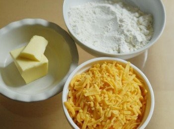 step2: 車打芝士Cheddar Cheese用橙色那種，將芝士磨碎