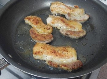 step4: 再轉中火煎至金黃香脆便可。