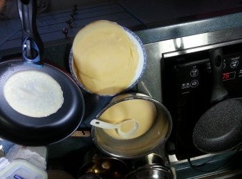 step8: 重複此動作煎出多塊皮灘凍待用(每煎一塊皮之後,再煎另一塊時都要攪一攪麵糊)