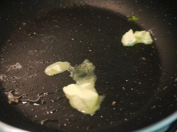 step10: 鍋中多餘的油全部倒出,接著在鍋中放入奶油,要小火唷,免的奶油很容易焦掉.