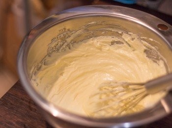 step2: 芝士蛋糕漿部份：　分兩至三次加入砂糖，每次加糖後打至糖完全混合，幼滑