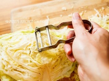 step1: 利用刨刀順著高麗菜的紋路刨。