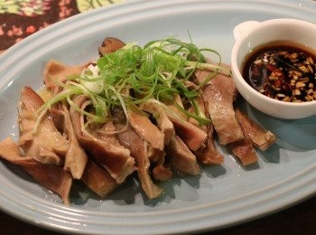 step11: 湯裡濃中帶清，散發出淡淡的藥材和胡椒香氣，喝下一點也不覺油膩，也不會太嗆辣，而且很鮮美。豬肚非常爽脆，也沒有那股怪腥味。煲好的豬肚和雞肉可以蘸些醬油和蔥絲伴吃，味道很不錯。