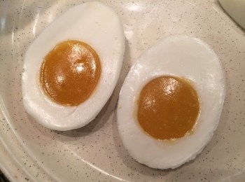 step8: 再把放涼的芒果液填入洞內，冷凍至凝固即完成芒果椰汁蛋型布丁。