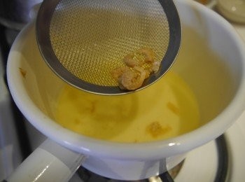 step3: ☞蝦米與水煮沸五分後撈起蝦米。