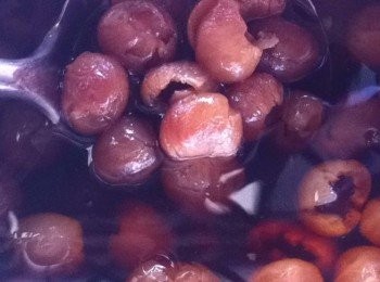 step2: 鍋內倒入食水和龍眼乾煮滾后，以小火煮20分鐘，加入適量的冰糖。