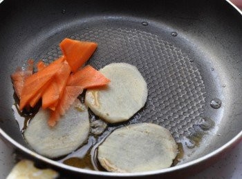 step3: 先將薑片及紅蘿蔔片爆香