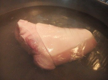 step1: 豬手先洗淨, 鑊中水煮開下豬手飛水，轉小火蓋上鑊蓋, 每邊煮約 45~60 分鐘, 反面再煮約 45~60 分鐘, 取出放涼備用