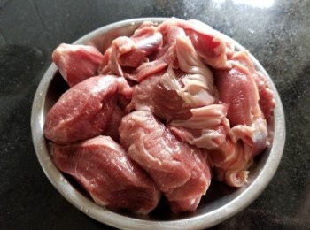 step5: 將鴨腎清洗後，起出外皮用作煲湯，鴨腎做另一餸菜