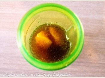 step3: 將黑木耳養生露取代水，也直接倒入至果汁機中。