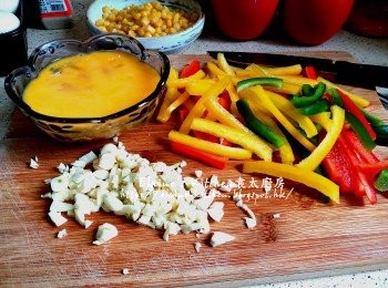 step1: 三色椒去籽切條 , 蒜頭去衣切細粒 , 雞蛋打成蛋液