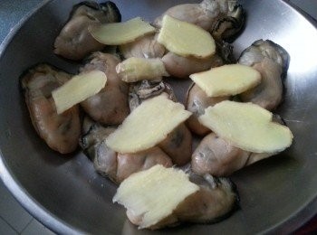 step2: 先用薑片及酒蒸15分鐘,隔乾水份待用