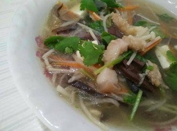 step3: 最後，放入提味的香菜，即可盛鍋享用開胃、醒酒的酸辣湯。