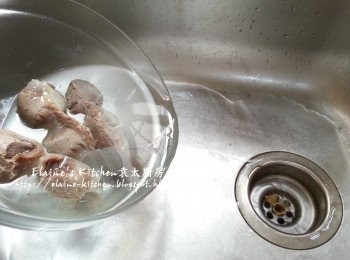 step8: 將浸火<a href="https://bit.ly/3uTwVKG" target="_blank" data-keyword="雞腎" class="guide-link"><strong>雞腎</strong></a> <span style="display:inline-block;vertical-align:middle;margin-top:-3px;color:initial;border-radius:3px;padding:2px 3px;font-size:12px;line-height:14px;background:#87d300;color:#fff;">即買</span> 的凍水倒去
