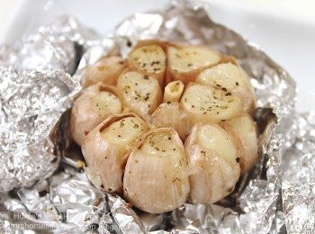 step2: 打開錫紙的一刻，湧出烤蒜香氣，蒜瓣烤得軟綿。