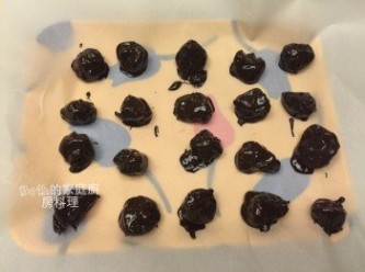 step4: 將巧克力放在烘培紙上，放在冰箱15分鐘讓巧克力凝固即可