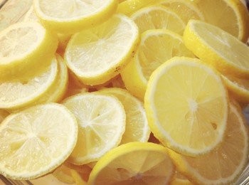 step2: 檸檬用鹽將表面洗淨，切片。