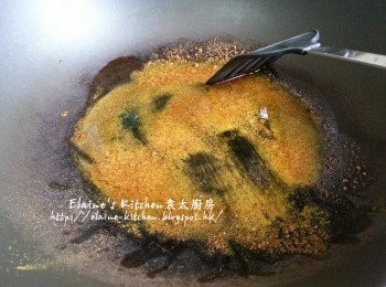 step4: 燒紅鑊 , 爆香咖哩粉及黃薑粉