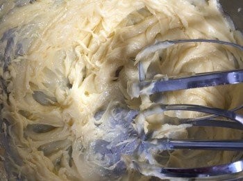 step1: 黃油軟化，軟化後加入糖和鹽，攪拌均勻