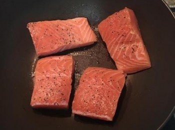 step2: 不沾鍋放少許橄欖油，熱鍋後皮朝下放入鮭魚，小火慢煎。