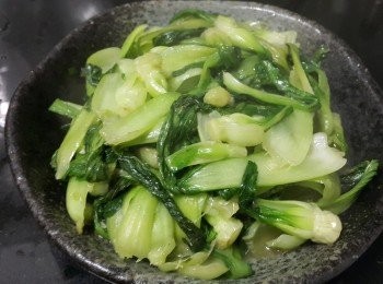 step4: 做法：

先爆香蒜頭，乾蔥，薑片放入小唐菜，少少水，雞粉，糖炒至少少軟身，蓋好煮 30 秒左右，大火快炒，少少生粉水，麻油埋芡，完成 。