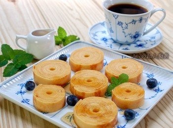 step10: 再搭配楓糖漿和藍莓就完成了。美好的下午茶時光...充滿奶香味的年輪蛋糕,嚐得到層層蛋糕交織出的獨特口感,非常適合搭配咖啡或花茶,佐上楓糖漿及水果一起享用更是美味~