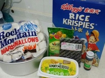 step1: 綠色:牛油20g,棉花糖90g,卜卜米60g
班蘭油1-2茶匙 ……       

白色:牛油10g,棉花糖60g,卜卜米40g……

紅色：牛油30g,棉花糖150g,卜卜米100g
草莓粉3茶匙……