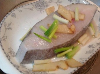 step3: 鳕魚抹上米酒、塩 蔥、薑蒸約10分鐘