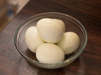 step1: 煲飯，烚熟雞蛋去殼