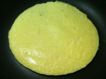 step7: (4) 煎蛋皮：將蛋打散成蛋液。取出平底鍋，用廚房紙巾沾少許苦茶油，在平底鍋鍋底抹一圈。開小火，倒入蛋液，讓平底鍋跳個扭扭舞，使蛋液平均躺在平底鍋裡（以免受熱不均），蓋上鍋蓋，以中火慢煎。蛋液凝固時，翻面續煎，待兩面蛋液都凝固時，蛋皮就完成了。