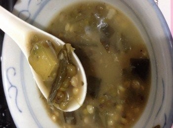 step4: 最後加入清心丸（要在煮前才用水洗走表層的粉才下鍋否則會黏成一團不好處理）煮到變透明便可關火享用