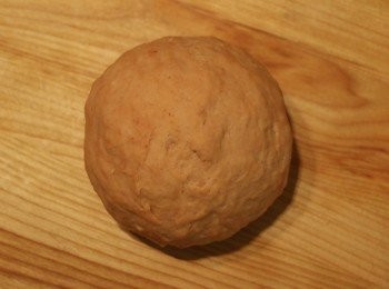 step3: 然後慢慢加入餡皮之麵粉中搓成光滑的粉糰，並用保鮮膜覆蓋靜置20分鐘。（做饀的麵糰要比做外皮的麵糰硬一點，但不用過度搓揉以免起筋。）