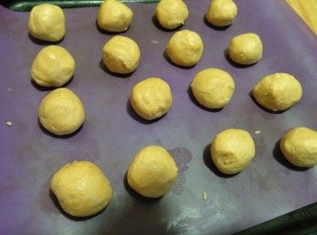 step4: 预热烤箱摄氏190度，将面团搓成24个圆球，烤8-10分钟。