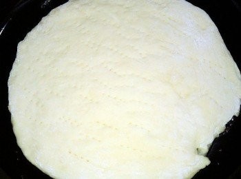 step5: .鍋子抹上一層薄薄的油,將<span class="group_1">批薩麵皮</span>放入鍋中,用極小火讓它略成金黃色