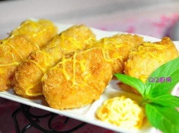 step12: 加上1小朵9層塔裝飾，一道香甜可口的玉米可樂餅完成，跟孩子一起歡樂享用吧!