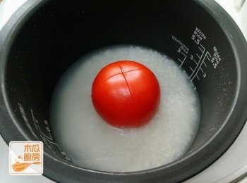 step2: 米洗乾淨後，加水，將番茄放入，按煮飯模式將米煮熟