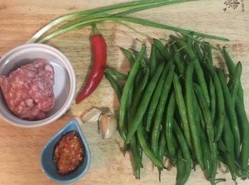 step1: 備好用料，蔥用可飲用水洗淨後擦乾，切蔥花備用。接著處理四季豆。
自制蒜蓉辣椒醬連結: https://cook1cook.com/recipe/31921
不喜吃辣者可省略