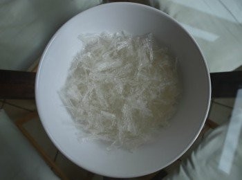 step3: 大菜先用水浸軟，瀝乾水。另一個鍋，煮沸水， 下大菜，不停攪拌至完全溶化，下糖拌勻至溶化