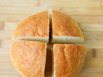 step10: 烤好的麵包切四瓣。