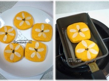 step4: 5 接著把杏仁片、黑芝麻依小花圖案放上，輕壓使其黏緊 
6 倒入黑芝麻油熱鍋後，放入南瓜年糕小火煎至二面金黃即可